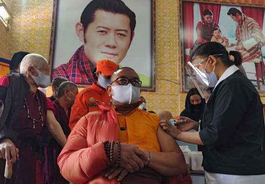 फक्त ३७ डॉक्टरांनी केले निम्म्या देशाचे लसीकरण…