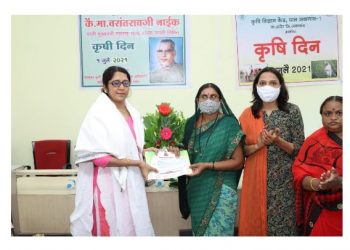 दसनुर येथील वैशाली पाटील, ऐनपूरच्या कमलेश महाजन यांना आदर्श शेतकरी पुरस्कार