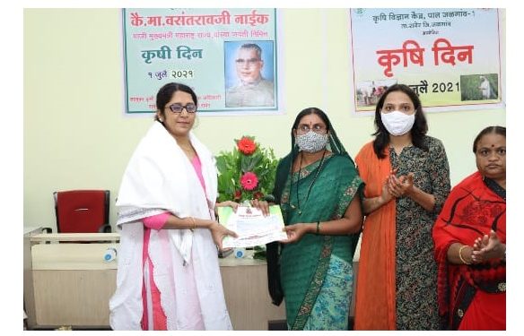 दसनुर येथील वैशाली पाटील, ऐनपूरच्या कमलेश महाजन यांना आदर्श शेतकरी पुरस्कार