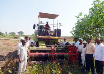 हार्वेस्टरच्या व्यवसायातून वार्षिक कोटीच्या घरात उलाढाल