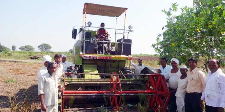 हार्वेस्टरच्या व्यवसायातून वार्षिक कोटीच्या घरात उलाढाल