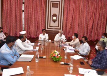 ई – पीक पाहणी व प्रधानमंत्री किसान सन्मान निधी योजनांचा लाभ जास्तीत जास्त शेतकऱ्यांपर्यंत पोहचवावा – महसूल मंत्री बाळासाहेब थोरात* *महसूल व कृषी विभागाने टीम वर्क म्हणून काम करण्याचे कृषी मंत्री दादाजी भुसे यांचे आवाहन* *राज्यातील तहसीलदार,तालुका कृषि अधिकारी,तलाठी ,कृषी सहाय्यक,कृषी पर्यवेक्षक संघटनांसोबत बैठक