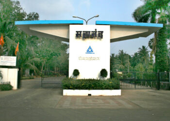 “महानंद” अर्थात महाराष्ट्र राज्य सहकारी दूध महासंघ ही राज्याच्या सहकारी दूध संघांची शिखर संस्था आहे. लॉकडाऊनच्या काळातही अतिरिक्त दुधाचे संकलन करून त्याची भुकटी केल्याने दूध उत्पादक तसेच संस्थांना कमालीचा आधार मिळाला. कोरोना काळातही 287 कोटींची उलाढाल करणारी “महानंद” ही संस्था आता कात टाकत असून परराज्यातील दूध संस्थांशी स्पर्धा करण्यासाठी सज्ज झाली आहे. महानंदची पडणारी दमदार पाऊले व प्रगतीची दिशा पाहता पाहता ही नव्या पर्वाची नांदी ठरल्यास आश्चर्य नको…