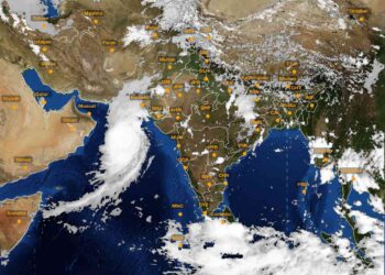 महाराष्ट्र व गुजरातच्या किनारपट्टीजवळ अरबी समुद्रात शाहीन चक्रीवादळाची निर्मिती..; राज्यातील “या” जिल्ह्यात विजांच्या कडकडाटासह पाऊस पडणार.. मात्र पुढचे दोन ते तीन दिवस राज्यात पावासाचा जोर तुलनेने कमीच राहील..