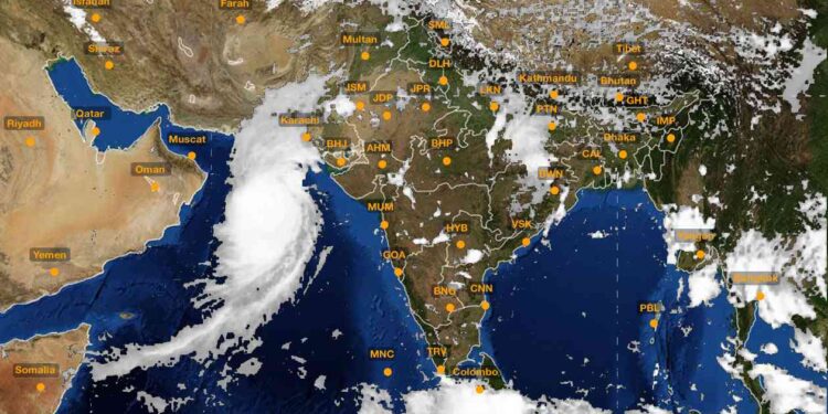 महाराष्ट्र व गुजरातच्या किनारपट्टीजवळ अरबी समुद्रात शाहीन चक्रीवादळाची निर्मिती..; राज्यातील “या” जिल्ह्यात विजांच्या कडकडाटासह पाऊस पडणार.. मात्र पुढचे दोन ते तीन दिवस राज्यात पावासाचा जोर तुलनेने कमीच राहील..