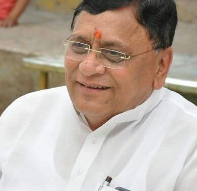 खासदार स्व. हरीभाऊ जावळे यांचा स्मृतीदिन १६ जून हा दिवस जळगाव जिल्ह्यात “केळी उत्पादक शेतकरी दिवस” (Banana Growing Farmers Day) म्हणून साजरा करण्याची जिल्हा प्रशासनाकडे खासदार उन्मेश पाटील यांची मागणी