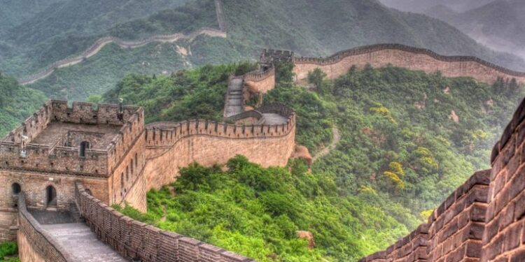 चीनची अजस्त्र भिंत.. जिला जगातील सर्वात लांब कब्रस्तान तसेच याव्यतिरिक्त काही आश्चर्यही या भिंतीशी जोडलेली आहेत.. काय आहे या भिंतीमागची रहस्यं जाणून घेऊ…