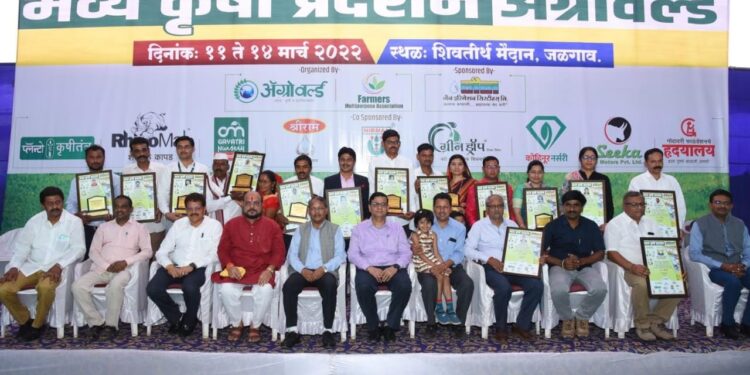 राज्यशासन शेतकर्यांच्या पाठिशी : पालकमंत्री गुलाबराव पाटील… अॅग्रोवर्ल्डच्या कृषी प्रदर्शनात प्रयोगशील शेतकर्यांसह अधिकार्यांचा गौरव