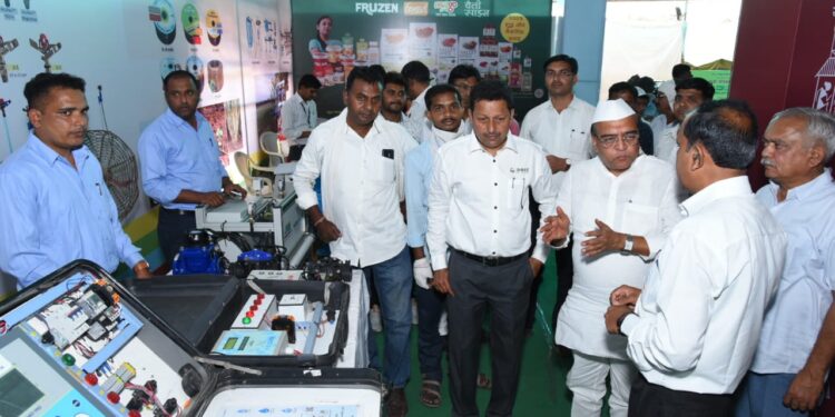 अ‍ॅग्रोवर्ल्ड कृषी प्रदर्शनाचा सोमवारी (14 मार्च) शेवटचा दिवस…  आधुनिकतेला स्पर्श करणारे व शेतीच्या नवीन वाटा खुले करणारे हे प्रदर्शन पाहण्याची संधी चुकवू नका..