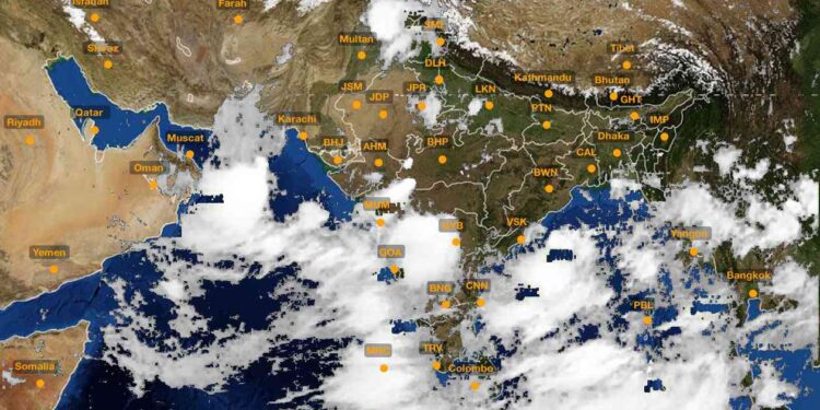 राज्यात मुसळधार, अनेक ठिकाणी पूरस्थिती; पालक सचिवांना त्या त्या जिल्ह्यांत पोहचून प्रत्यक्ष देखरेख, नियंत्रण करण्याचे मुख्यमंत्र्यांचे निर्देश