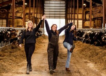 Dairy Farming – नव्या पिढीला शेतीशी कनेक्ट करणाऱ्या डेअरी सिस्टर्स अर्थात न्यू यॉर्क फार्म गर्ल्स