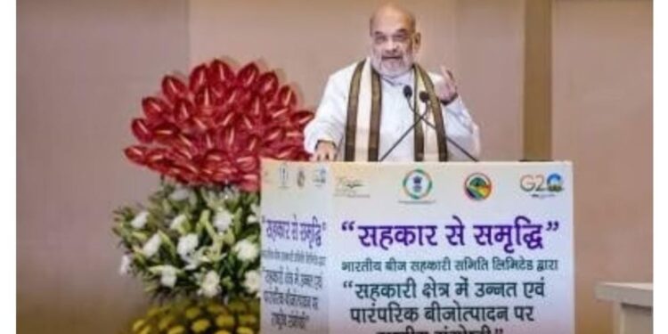 शेतकऱ्यांना शास्त्रीय पद्धतीने तयार केलेले प्रमाणित बियाणे