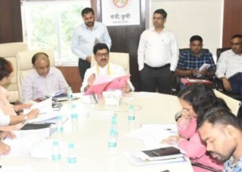 पीक विम्याची भरपाई 8 दिवसात करा अन्यथा… ; कृषिमंत्र्यांनी दिला थेट विमा कंपन्यांना इशारा