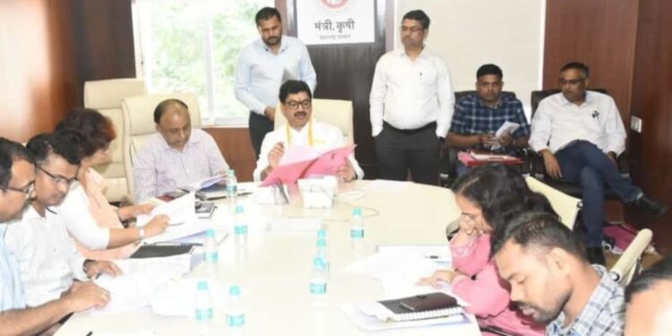 पीक विम्याची भरपाई 8 दिवसात करा अन्यथा… ; कृषिमंत्र्यांनी दिला थेट विमा कंपन्यांना इशारा