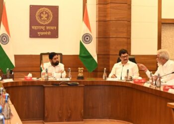 पीक विमा कंपन्यांची मुख्यमंत्र्यांनी घेतली बैठक