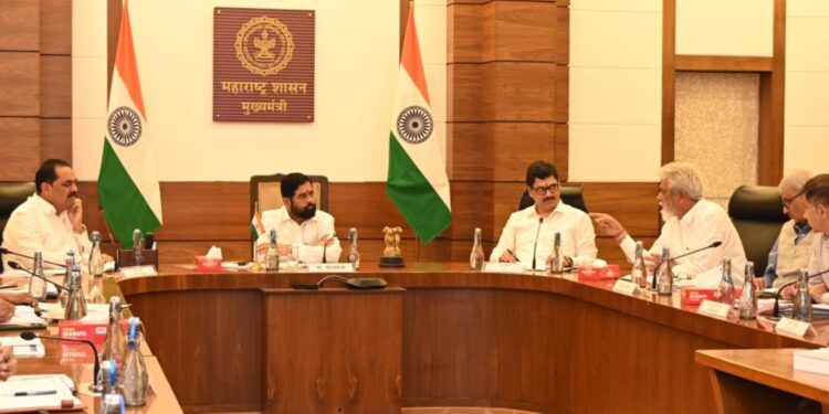 पीक विमा कंपन्यांची मुख्यमंत्र्यांनी घेतली बैठक