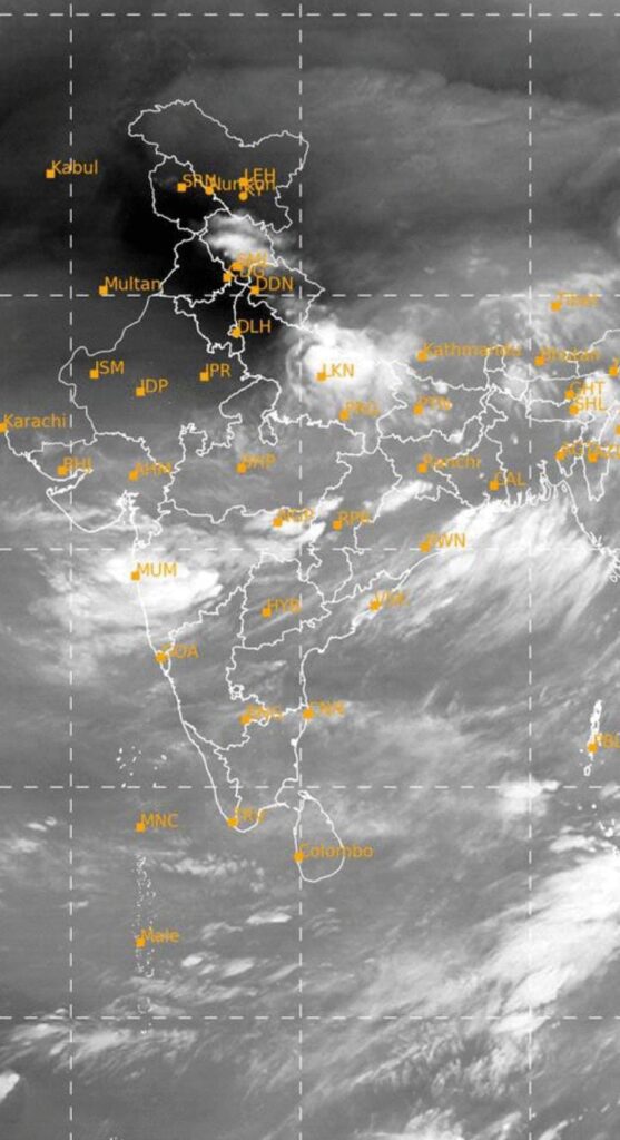 उपग्रह छायाचित्र : देशभरातील बाष्पयुक्त ढगांची स्थिती