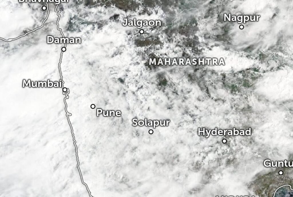 ताज्या छायाचित्रांनुसार महाराष्ट्राच्या बहुतांश भागावर दाट ढगांचे आवरण दिसत आहे.